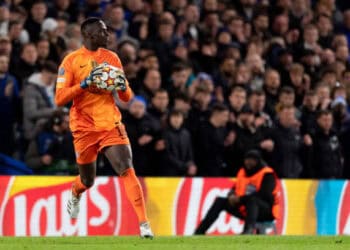LONDON, ENGLAND - APRIL 06: goalkeeper Edouard Mendy of Chelsea FC controls the ball during the UEFA Champions League Quarter Final Leg One match between Chelsea FC and Real Madrid at Stamford Bridge on April 6, 2022 in London, United Kingdom. (Photo by Vincent Mignott/vi/DeFodi Images via Getty Images)