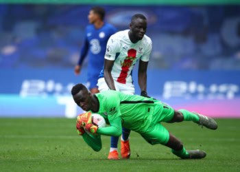 LONDON, ENGLAND - OCTOBER 03: Edouard Mendy of Chelsea is challenged by Cheikhou Kouyate of Crystal Palace during the Premier League match between Chelsea and Crystal Palace at Stamford Bridge on October 03, 2020 in London, England. Sporting stadiums around the UK remain under strict restrictions due to the Coronavirus Pandemic as Government social distancing laws prohibit fans inside venues resulting in games being played behind closed doors. (Photo by Chris Lee - Chelsea FC/Chelsea FC via Getty Images)
