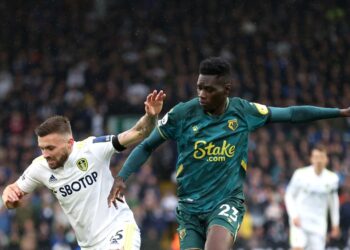 LEEDS, ENGLAND - OCTOBER 02: Stuart Dallas of Leeds United is challenged by Ismaila Sarr of Watford FC during the Premier League match between Leeds United and Watford at Elland Road on October 02, 2021 in Leeds, England. (Photo by Alex Pantling/Getty Images)