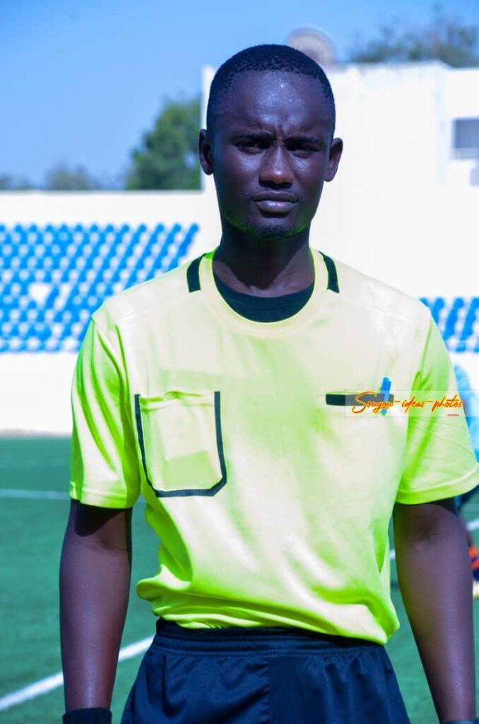 Thiès : L'arbitre Omar Fall sauve la vie d'un joueur en plein match - wiwsport Thiès : L'arbitre Omar Fall sauve la vie d'un joueur en plein match - wiwsport