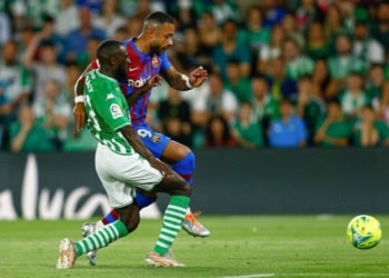 Real Betis : Youssouf Sabaly a remporté son premier duel face à Memphis Depay avant la Coupe du Monde ! - wiwsport