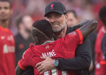 LONDON, ENGLAND - MAY 14: manager Jurgen Klopp and Sadio Mane of Liverpool celebrate during The FA Cup Final match between Chelsea and Liverpool at Wembley Stadium on May 14, 2022 in London, England. (Photo by Sebastian Frej/MB Media/Getty Images)