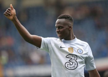 LONDON, ENGLAND - MAY 22: Edouard Mendy of Chelsea applauds the fans after the Premier League match between Chelsea and Watford at Stamford Bridge on May 22, 2022 in London, United Kingdom. (Photo by Henry Browne/Getty Images)