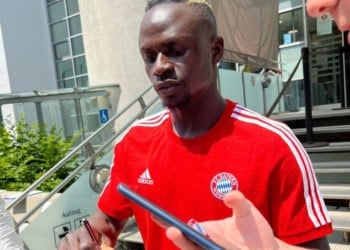 Drapeau du Sénégal, maillot bavarois, Sadio Mané pose avec ses nouveaux fans (vidéo) - wiwsport