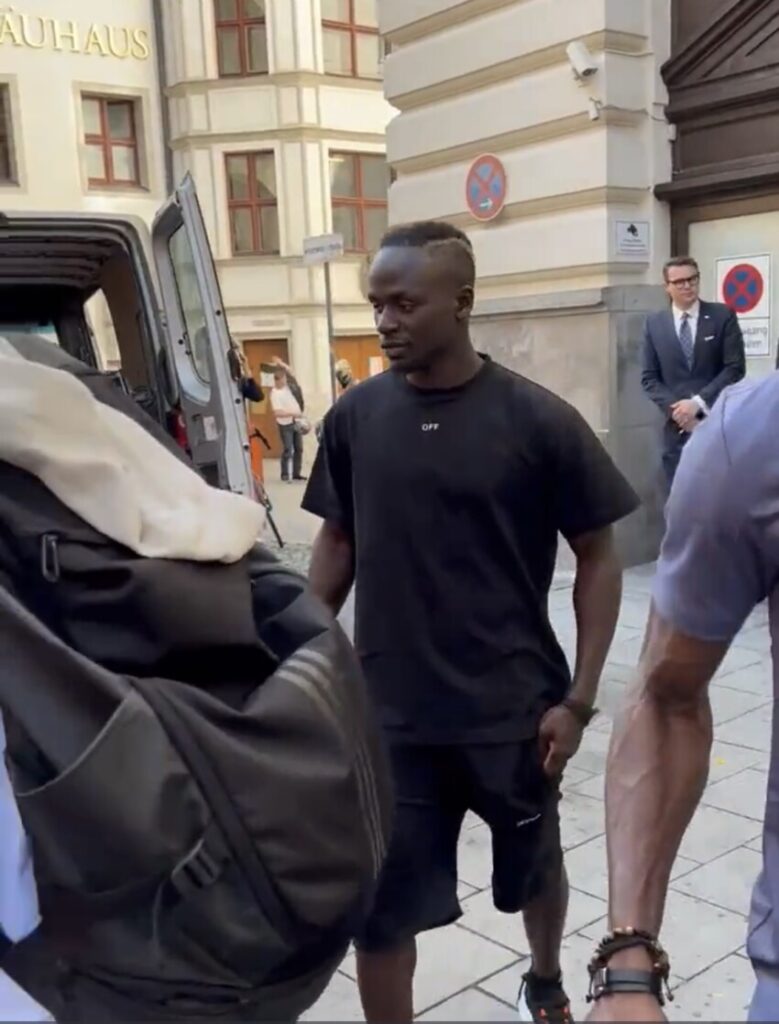 (Vidéo) Sadio Mané est en route pour le centre d’entraînement du Bayern Munich ! - wiwsport (Vidéo) Sadio Mané est en route pour le centre d’entraînement du Bayern Munich ! - wiwsport