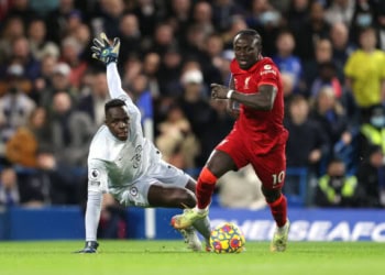 LONDON, ENGLAND - JANUARY 02: Sadio Mane of Liverpool takes the ball round Chelsea goalkeeper Edouard Mendy before scoring their 1st goal during the Premier League match between Chelsea  and  Liverpool at Stamford Bridge on January 2, 2022 in London, England. (Photo by Charlotte Wilson/Offside/Offside via Getty Images)