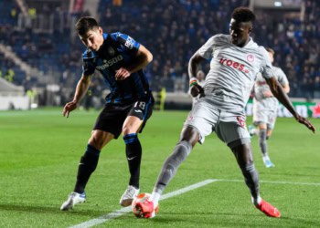 BERGAMO, ITALY - FEBRUARY 17: Ruslan Malinovskyi of Atalanta (L) plays against Pape Abou Cissé of Olympiacos (R) during the UEFA Europa League Knockout Round Play-Offs Leg One match between Atalanta and Olympiacos at Stadio Atleti Azzurri d'Italia on February 17, 2022 in Bergamo, Italy. (Photo by Marcio Machado/Eurasia Sport Images/Getty Images)