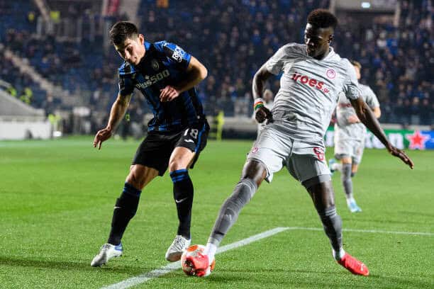 Mercato - Olympiakos : Les clubs anglais se bousculent pour Pape Abou Cissé - wiwsport BERGAMO, ITALY - FEBRUARY 17: Ruslan Malinovskyi of Atalanta (L) plays against Pape Abou Cissé of Olympiacos (R) during the UEFA Europa League Knockout Round Play-Offs Leg One match between Atalanta and Olympiacos at Stadio Atleti Azzurri d'Italia on February 17, 2022 in Bergamo, Italy. (Photo by Marcio Machado/Eurasia Sport Images/Getty Images)