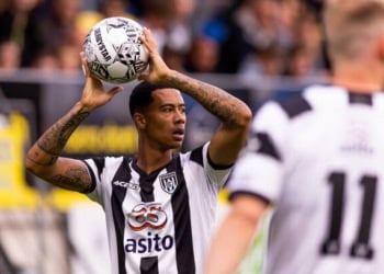 WAALWIJK, NETHERLANDS - MAY 11: Noah Fadiga of Heracles Almelo looks on during the Dutch Eredivisie match between RKC Waalwijk and Heracles Almelo at Mandemakers Stadion on May 11, 2022 in Waalwijk, Netherlands. (Photo by Michael Bulder/NESImages/vi/DeFodi Images via Getty Images)