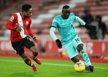 SOUTHAMPTON, ENGLAND - JANUARY 04: Sadio Mane of Liverpool is challenged by Kyle Walker-Peters of Southampton during the Premier League match between Southampton and Liverpool at St Mary's Stadium on January 04, 2021 in Southampton, England. The match will be played without fans, behind closed doors as a Covid-19 precaution. (Photo by Naomi Baker/Getty Images)