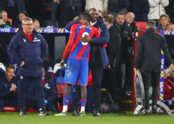LONDON, ENGLAND - APRIL 04: Cheikhou Kouyate of Crystal Palace embraces manager Patrick Viera as he leaves the field during the Premier League match between Crystal Palace and Arsenal at Selhurst Park on April 04, 2022 in London, England. (Photo by Chris Brunskill/Fantasista/Getty Images)