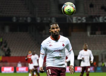 NICE, FRANCE - NOVEMBER 27: Opa N'Guette of FC Metz chases the ball during the Ligue 1 Uber Eats match between Nice and Metz at Allianz Riviera on November 27, 2021 in Nice, France. (Photo by Marcio Machado/Getty Images)