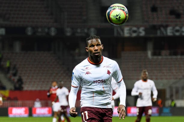 France - Le FC Metz annonce le départ de Opa Nguette - wiwsport NICE, FRANCE - NOVEMBER 27: Opa N'Guette of FC Metz chases the ball during the Ligue 1 Uber Eats match between Nice and Metz at Allianz Riviera on November 27, 2021 in Nice, France. (Photo by Marcio Machado/Getty Images)