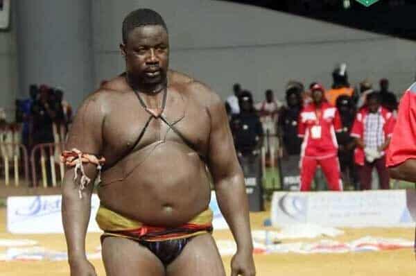 En Direct de chez Gris Bordaux : Suivez le départ avant son combat contre Ama Baldé - wiwsport En Direct de chez Gris Bordaux : Suivez le départ avant son combat contre Ama Baldé - wiwsport