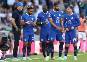 LEEDS, ENGLAND - AUGUST 21: Thomas Tuchel, Manager of Chelsea, looks on after speaking to Reece James, Kalidou Koulibaly, Ruben Loftus-Cheek and Mason Mount of Chelsea during a drinks break during the Premier League match between Leeds United and Chelsea FC at Elland Road on August 21, 2022 in Leeds, England. (Photo by Catherine Ivill/Getty Images)