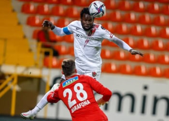 ANTALYA, TURKIYE - JANUARY 20: Jose Marafona (28) of Aytemiz Alanyaspor in action against Mame Diouf of Alanyaspor during the Turkish Super Lig week 22 soccer match between Aytemiz Alanyaspor and Atakas Hatayspor at Bahcesehir College Stadium in Antalya, Turkiye on January 20, 2022. (Photo by Mustafa Ciftci/Anadolu Agency via Getty Images)