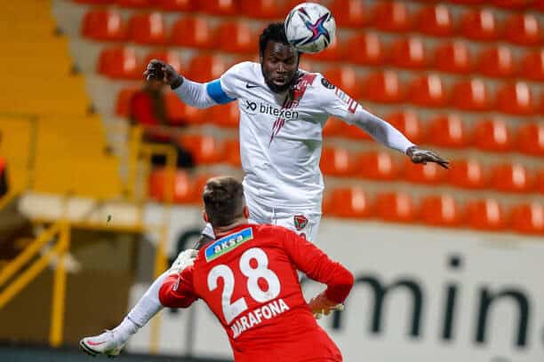 Mercato - Turquie : Mame Biram Diouf va signer à Konyaspor pour 1 an (+1 option) - wiwsport ANTALYA, TURKIYE - JANUARY 20: Jose Marafona (28) of Aytemiz Alanyaspor in action against Mame Diouf of Alanyaspor during the Turkish Super Lig week 22 soccer match between Aytemiz Alanyaspor and Atakas Hatayspor at Bahcesehir College Stadium in Antalya, Turkiye on January 20, 2022. (Photo by Mustafa Ciftci/Anadolu Agency via Getty Images)