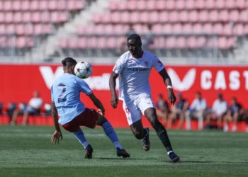 Ibrahima Sow (FC Séville) à l'attaque face à Lakyle Samuel (Manchester City)