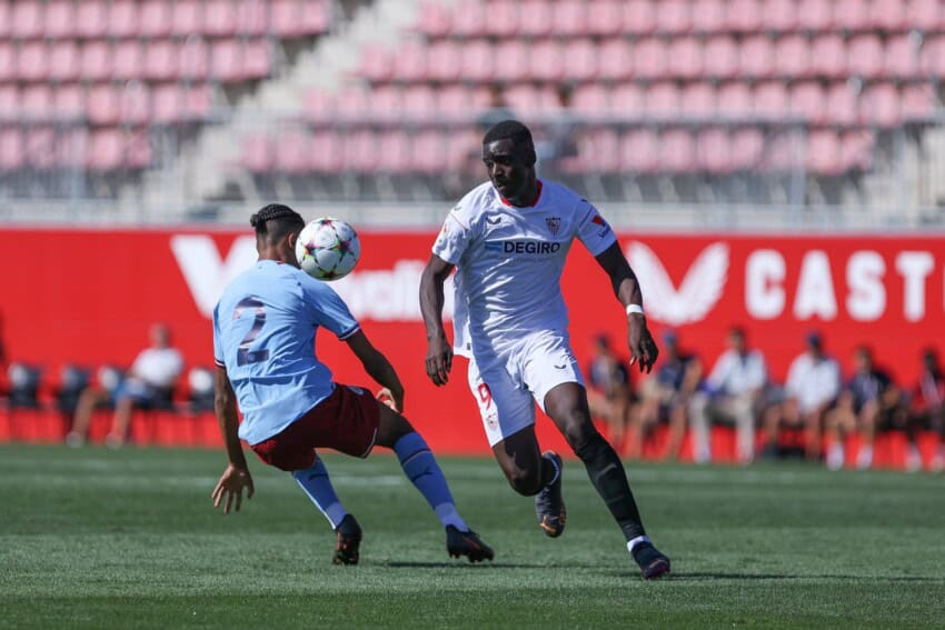 UEFA Youth League : Ibrahima Sow et le FC Séville renversés et écrasés par Manchester City - wiwsport Ibrahima Sow (FC Séville) à l'attaque face à Lakyle Samuel (Manchester City)