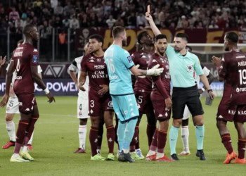 Metz-Guingamp : Ibrahima Niane prend un rouge à la fin de la rencontre - wiwsport