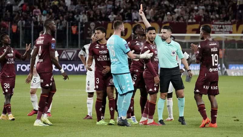 Metz-Guingamp : Ibrahima Niane prend un rouge à la fin de la rencontre - wiwsport Metz-Guingamp : Ibrahima Niane prend un rouge à la fin de la rencontre - wiwsport