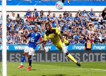 24 Alexander DJIKU (rcsa) - 99 Mory DIAW (cf63) during the Ligue 1 Uber Eats match between Strasbourg and Clermont at La Meinau Stadium on September 11, 2022 in Strasbourg, France. (Photo by Loic Baratoux/FEP/Icon Sport via Getty Images) - Photo by Icon sport