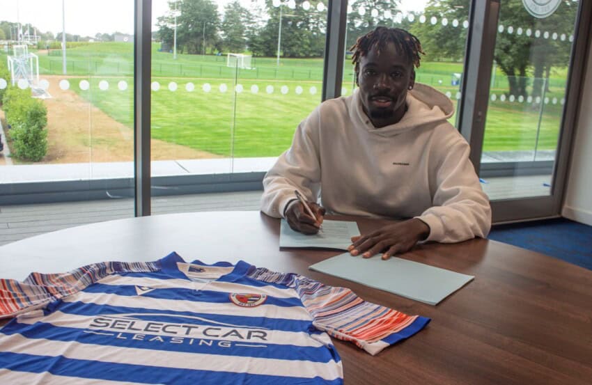 Reading FC : À l'essai depuis plus d'un mois, Amadou Mbengue signe un contrat à court terme - wiwsport Reading FC : À l'essai depuis plus d'un mois, Amadou Mbengue signe un contrat à court terme - wiwsport