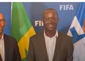 Le Président Augustin Senghor visite les bureaux de la FIFA à Paris - wiwsport