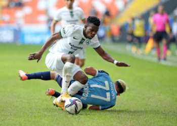 ADANA, TURKEY - DECEMBER 12: Vargas (77) of Adana Demirspor in action against Mamadou Diarra (L) of Giresunspor during Turkish Super Lig week 16 soccer match between Adana Demirspor and Giresunspor at Yeni Adana Stadium in Adana, Turkey on December 12, 2021. (Photo by Eren Bozkurt/Anadolu Agency via Getty Images)