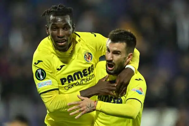 Ligue Europa Conférence : Nicolas Jackson qualifie Villarreal avec un but contre l'Austria Vienne (vidéo) - wiwsport VIENNA, AUSTRIA - OCTOBER 13: Nicolas Jackson celebrates with Alex Baena of Villarreal after scoring their team's first goal during the UEFA Europa Conference League group C match between Austria Wien and Villarreal CF at Generali-Arena on October 13, 2022 in Vienna, Austria. (Photo by Sebastian Widmann - UEFA/UEFA via Getty Images)