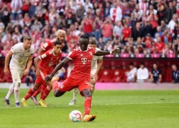 Bundesliga : Sadio Mané rate un penalty puis marque sur l'action son 6e but (vidéo) - wiwsport