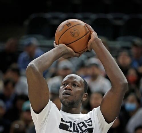 NBA - Gorgui Dieng et les Spurs perdent leur premier match de la saison ! - wiwsport SAN ANTONIO, TX - OCTOBER 19: Keita Bates-Diop #31 of the San Antonio Spurs takes warm up shots before their game against the Charlotte Hornets at AT&T Center on October 19, 2022 in San Antonio, Texas. NOTE TO USER: User expressly acknowledges and agrees that, by downloading and or using this photograph, User is consenting to terms and conditions of the Getty Images License Agreement. (Photo by Ronald Cortes/Getty Images)