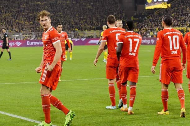 Ballon d'Or 2022 - Sadio Mané bien accueilli par ses coéquipiers bavarois (vidéo) - wiwsport DORTMUND, GERMANY - OCTOBER 8: Leon Goretzka of Bayern Munchen celebrating 1-0 with Sadio Mane of Bayern Munchen Leroy Sane of Bayern Munchen Benjamin Pavard of Bayern Munchen during the German Bundesliga match between Borussia Dortmund v Bayern Munchen at the Signal Iduna Park on October 8, 2022 in Dortmund Germany (Photo by Dennis Bresser/Soccrates/Getty Images)