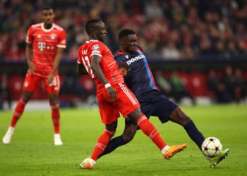 MUNICH, GERMANY - OCTOBER 04: Sadio Mane of Bayern Munich battles for possession with Modou Ndiaye of FC Viktoria Plzen during the UEFA Champions League group C match between FC Bayern München and Viktoria Plzen at Allianz Arena on October 04, 2022 in Munich, Germany. (Photo by Adam Pretty/Getty Images)