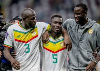 DOHA, QATAR - NOVEMBER 29: Kalidou Koulibaly (L) and Idrissa Gueye of Senegal celebrate during the FIFA World Cup Qatar 2022 Group A match between Ecuador and Senegal at Khalifa International Stadium on November 29, 2022 in Doha, Qatar. (Photo by Marvin Ibo Guengoer - GES Sportfoto/Getty Images)