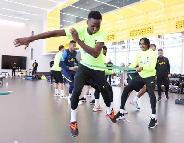 Tottenham - Pape Matar Sarr s'entraîne entre le groupe de Conte et les U21 - wiwsport Tottenham - Pape Matar Sarr s'entraîne entre le groupe de Conte et les U21 - wiwsport