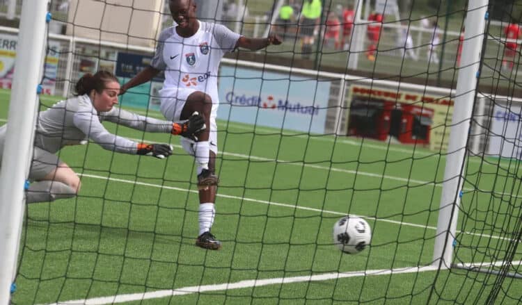 Foot Féminin : Avec un triplé de Nguénar Ndiaye, Bourges Foot 18 surclasse la SMOC et remporte la Coupe du Centre - wiwsport Foot Féminin : Avec un triplé de Nguénar Ndiaye, Bourges Foot 18 surclasse la SMOC et remporte la Coupe du Centre - wiwsport