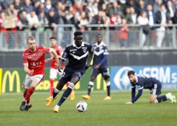 06 Julien MASSON (vafc) - 10 Aliou BADJI (fcgb) during the Ligue 2 BKT match between Valenciennes and Bordeaux at Stade du Hainaut on April 29, 2023 in Valenciennes, France. (Photo by Loic Baratoux/FEP/Icon Sport via Getty Images)