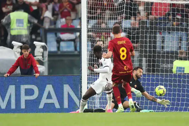 Salernitana : La "Madjer" remarquable de Boulaye Dia pour son 16e but en Serie A contre l'AS Roma (vidéo) - wiwsport Salernitana : La "Madjer" remarquable de Boulaye Dia pour son 16e but en Serie A contre l'AS Roma (vidéo) - wiwsport
