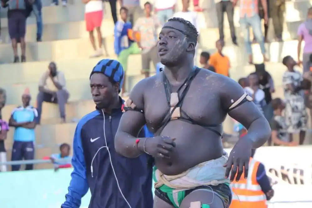 Lamb : Surpuissant, Serigne Ndiaye 2 plie Eumeu Sène Jr - wiwsport Lamb : Surpuissant, Serigne Ndiaye 2 plie Eumeu Sène Jr - wiwsport