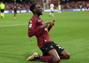 SALERNO, ITALY - MAY 03: Boulaye Dia of Salernitana celebrates after scoring the 3-2 goal during the Serie A match between Salernitana and ACF Fiorentina at Stadio Arechi on May 03, 2023 in Salerno, Italy. (Photo by Francesco Pecoraro/Getty Images)