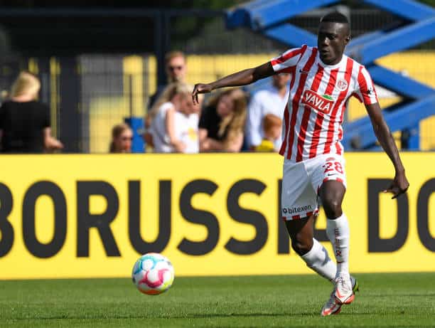 Mercato - Alassane Ndao (Al Ahli) pourrait être libre ce lundi, l'ailier sénégalais a déjà un accord avec Adana Demirspor - wiwsport DORTMUND, GERMANY - JULY 30: Alassane Ndao of Antalyaspor controls the ball during the pre-season friendly match between Borussia Dortmund and Antalyaspor on July 30, 2022 in Dortmund, Germany. (Photo by Ralf Treese/DeFodi Images via Getty Images)