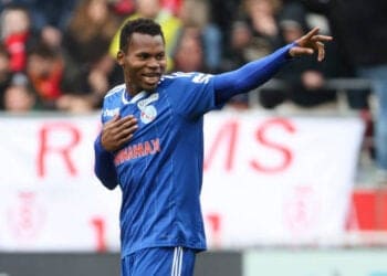 REIMS, FRANCE - APRIL 23: Habib Diallo of Strasbourg celebrates his first goal during the Ligue 1 Uber Eats match between Stade de Reims and RC Strasbourg (RCS) at Stade Auguste Delaune on April 23, 2023 in Reims, France. (Photo by Jean Catuffe/Getty Images)