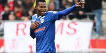 REIMS, FRANCE - APRIL 23: Habib Diallo of Strasbourg celebrates his first goal during the Ligue 1 Uber Eats match between Stade de Reims and RC Strasbourg (RCS) at Stade Auguste Delaune on April 23, 2023 in Reims, France. (Photo by Jean Catuffe/Getty Images)