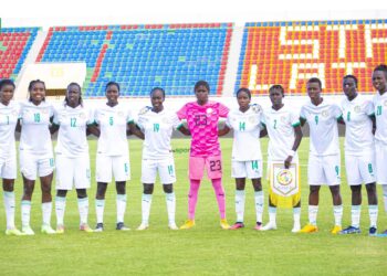 De gauche à droite les titulaires lors du dernier match du Sénégal contre l'Algérie : Mama Diop, Meta Camara, Safietou Sagna, Wolimata Ndiaye, Bineta Seck, Adji Ndiaye, Sadigatou Diallo, Mareme Babou, Nguénar Ndiaye, Mbayang Sow et la capitaine Korka Fall