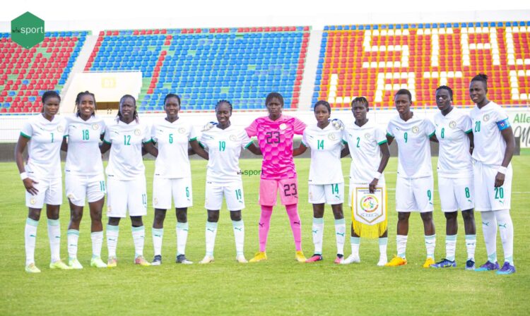 De gauche à droite les titulaires lors du dernier match du Sénégal contre l'Algérie : Mama Diop, Meta Camara, Safietou Sagna, Wolimata Ndiaye, Bineta Seck, Adji Ndiaye, Sadigatou Diallo, Mareme Babou, Nguénar Ndiaye, Mbayang Sow et la capitaine Korka Fall