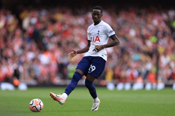 PL – Pape Matar Sarr et Tottenham défient Liverpool, ce samedi (16H30 Gmt) - wiwsport LONDON, ENGLAND - SEPTEMBER 24: Pape Matar Sarr of Tottenham Hotspur during the Premier League match between Arsenal FC and Tottenham Hotspur at Emirates Stadium on September 24, 2023 in London, England. (Photo by Marc Atkins/Getty Images)