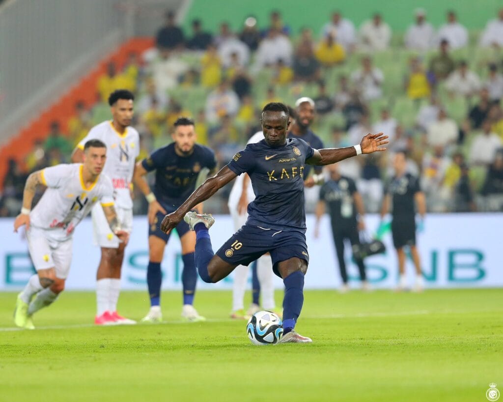 Coupe du roi des champions : Avec un but de Sadio Mané, Al Nassr s'impose largement contre Al Oukhoud - wiwsport Coupe du roi des champions : Avec un but de Sadio Mané, Al Nassr s'impose largement contre Al Oukhoud - wiwsport