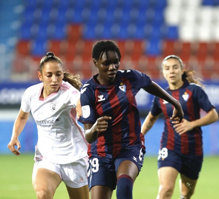 Liga F : Première titularisation compliquée pour Hapsatou Malado Diallo avec Eibar - wiwsport Hapsatou Malado Diallo (Eibar) poursuivie par Aldana Cometti (Madrid CF), lors du match en retard de la 1ère journée de Liga F / Mercredi 4 octobre
