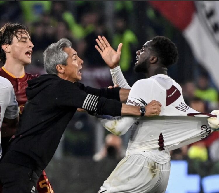 Serie A : La Salernitana de Boulaye Dia va se séparer de Paulo Sousa - wiwsport Paulo Sousa tente de calmer Boulaye Dia, lors d'un match contre l'AS Rome, la saison dernière !